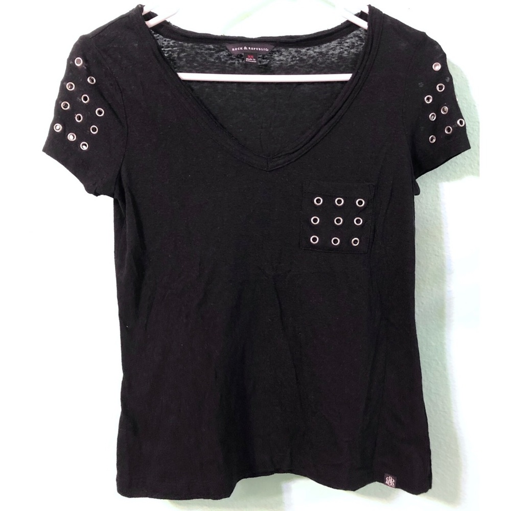 ✨2/$25 Rock & Republic V-neck Tee